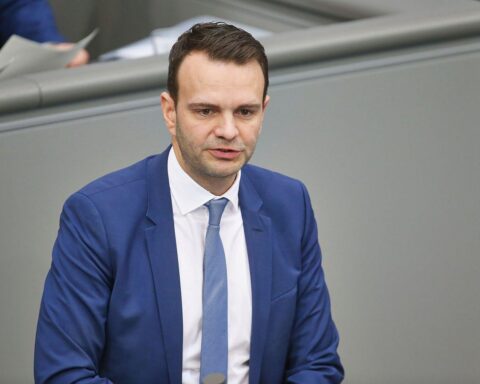 CSU-Politiker Florian Dorn verteidigt Steuerentlastungen für höhere Einkommen gegen SPD-Kritik.