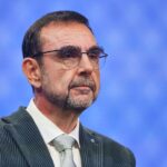 Klaus Holetschek diskutiert Gesundheitsreform und Verantwortungsteilung in der Pharmaindustrie.