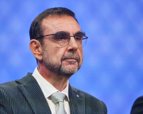 Klaus Holetschek diskutiert Gesundheitsreform und Verantwortungsteilung in der Pharmaindustrie.