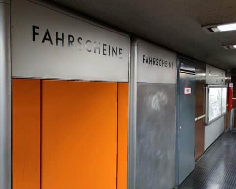 Fahrscheinautomat, Berliner Verkehr, Diskussion über Schwarzfahren, rechtspolitische Debatte, CSU-Politikerin.