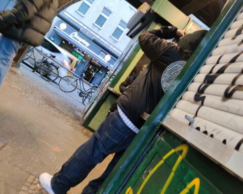 Drogendealer mit Cannabis, Polizei, rechtliche Herausforderungen und wachsende Kriminalität in Deutschland.
