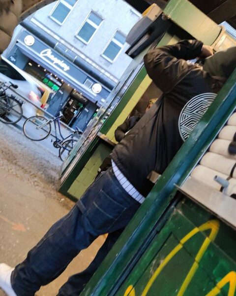 Drogendealer mit Cannabis, Polizei, rechtliche Herausforderungen und wachsende Kriminalität in Deutschland.