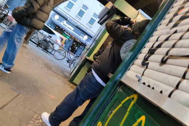 Drogendealer mit Cannabis, Polizei, rechtliche Herausforderungen und wachsende Kriminalität in Deutschland.