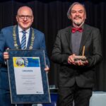 Oberbürgermeister überreicht Stefan-Heym-Preis an Juri Andruchowytsch, symbolisiert Solidarität mit der Ukraine.