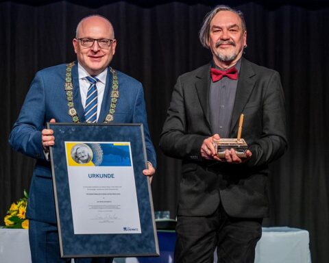 Oberbürgermeister überreicht Stefan-Heym-Preis an Juri Andruchowytsch, symbolisiert Solidarität mit der Ukraine.