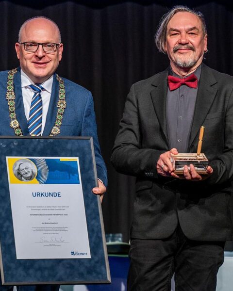 Oberbürgermeister überreicht Stefan-Heym-Preis an Juri Andruchowytsch, symbolisiert Solidarität mit der Ukraine.