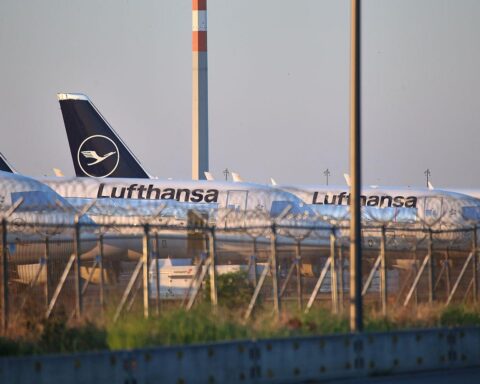 Lufthansa-Flugzeuge am Flughafen, illustrative Darstellung eines bevorstehenden Streiks des Cockpitpersonals.