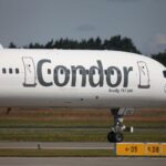 CEO von Condor fordert Aussetzung des Emissionshandels wegen Kerosinmangel und hoher Preise.