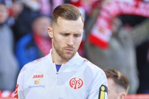 Racing Strasbourg jubelt nach überzeugendem 4:0-Sieg gegen Mainz im Conference-League-Viertelfinale.