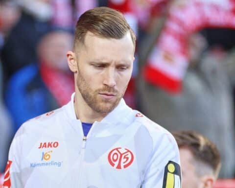 Racing Strasbourg jubelt nach überzeugendem 4:0-Sieg gegen Mainz im Conference-League-Viertelfinale.