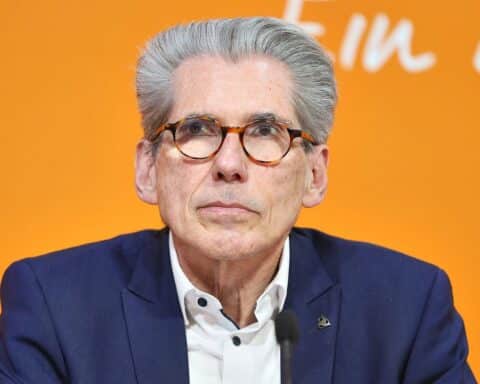 Andreas Storm kritisiert Pflegereform, die Heimbewohner finanziell zusätzlich belastet und Sozialhilfe ansteigen lässt.