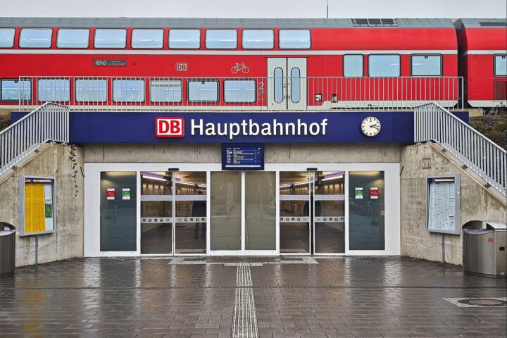 Regionalzug am Hauptbahnhof, Symbol für die bevorstehenden Renovierungen und Investitionen der Deutschen Bahn.
