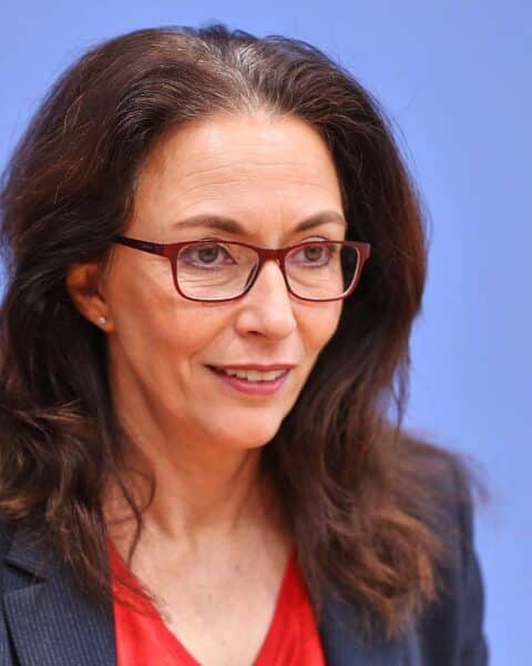 Yasmin Fahimi spricht zur Arbeitsmarktlage und kritisiert Regierungsmaßnahmen.