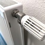 Bildmotiv: Moderne Heizungsanlagen und Handwerker bei der Installation in einem Wohnhaus.