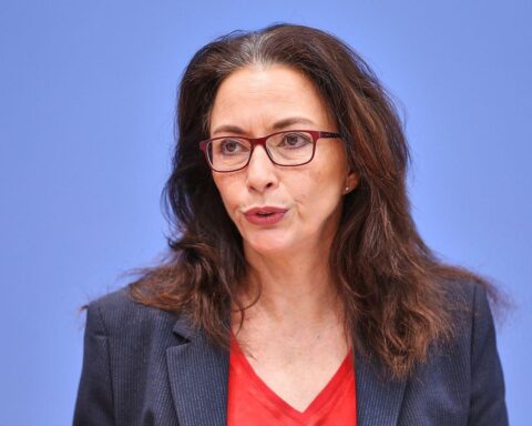 Yasmin Fahimi bei DGB-Pressekonferenz zu Reformgesprächen der Bundesregierung und Infrastrukturinvestitionen.
