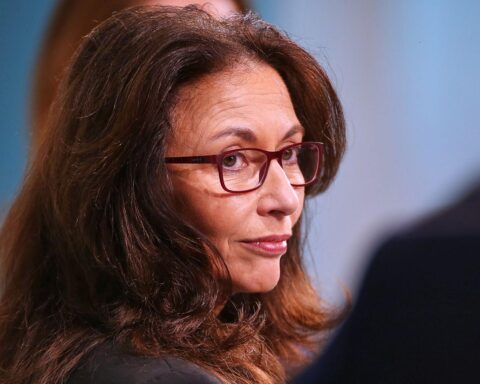 Yasmin Fahimi diskutiert Arbeitsverträge und Innovationen in Berlin. Ablehnung von Klauseln im Arbeitsrecht.