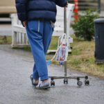 Patient mit Infusionsständer symbolisiert Herausforderungen im deutschen Gesundheitswesen und Diskussion um Reformen.