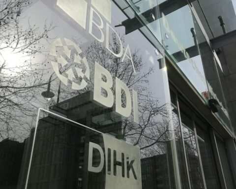 Blick auf das Haus der Deutschen Wirtschaft mit Symbol für deutsche Industrie und Handelskammer.