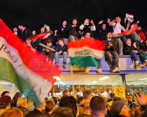 Feiernde Tisza-Anhänger jubeln nach Wahlgewinn, Symbol für politischen Wandel in Ungarn.