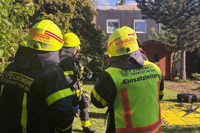 Dachstuhlbrand in Frankfurt-Nied – 120 Feuerwehrleute im Einsatz