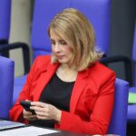 Verena Hubertz im Porträt, symbolisiert Cyber-Sicherheit und den Schutz von Regierungsdaten.