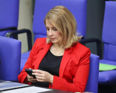 Verena Hubertz im Porträt, symbolisiert Cyber-Sicherheit und den Schutz von Regierungsdaten.