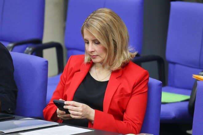 Verena Hubertz im Porträt, symbolisiert Cyber-Sicherheit und den Schutz von Regierungsdaten.