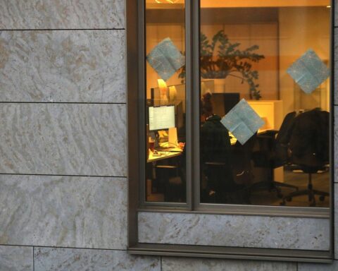 Ein leeres Büro mit einem Diagramm, das steigende Löhne und stagnierenden Umsatz zeigt.