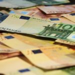 Euroscheine auf einem Tisch, symbolisieren mögliche Prämien für Arbeitnehmer in Deutschland.