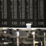 Frankfurter Börse mit DAX-Anzeigetafel, symbolisiert wirtschaftliche Unsicherheit und Unternehmenszögerlichkeit bei Entlastungsprämie.