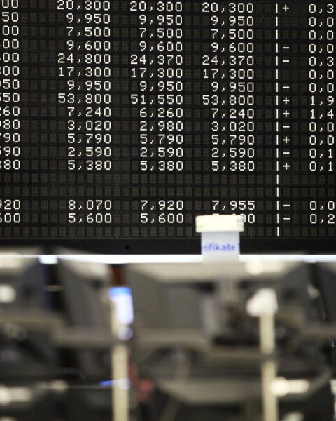 Frankfurter Börse mit DAX-Anzeigetafel, symbolisiert wirtschaftliche Unsicherheit und Unternehmenszögerlichkeit bei Entlastungsprämie.