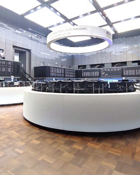 Frankfurter Börse mit Dax-Index, fallenden Ölpreisen und europäischer Währung. Finanzmarkt im Fokus.