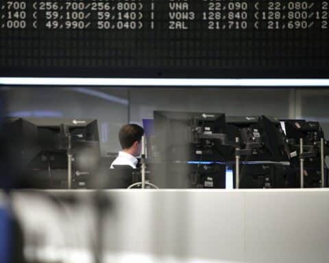 Frankfurter Börse mit DAX-Chart, Anleger beobachten Kursbewegungen, optimistische und besorgte Stimmung.