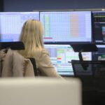 Frankfurter Börse mit Dax-Zahlen, energierelevante Veränderungen und wirtschaftliche Unsicherheiten sichtbar.