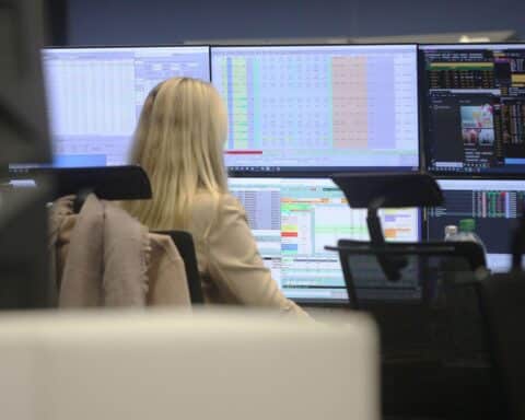 Frankfurter Börse mit Dax-Zahlen, energierelevante Veränderungen und wirtschaftliche Unsicherheiten sichtbar.