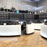 Dax-Index-Tafeln, Börsenhändler, fallende Kurse, Finanzmarktaktivitäten in Frankfurt am Main.