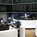 Dax-Anstieg, europäische Währung, Börsengebäude, Anlegeroptimismus, fallende Rohstoffpreise, Finanzmarktaktivitäten.