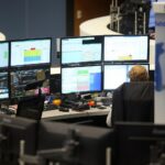 Frankfurter Börse, Dax-Anstieg, positive Marktstimmung, globalen Einfluss, Ölpreise sinken, Währungskurs stabil.