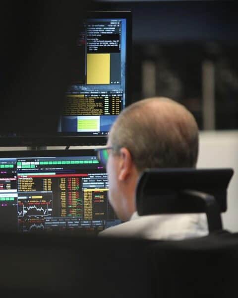 Dax-Index-Anstieg an der Frankfurter Börse mit positiven wirtschaftlichen Entwicklungen und internationalem Einfluss.