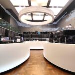 Frankfurter Börse mit Dax-Gewinnen, Investorensorgen über Iran-USA-Gespräche und fallende Ölpreise.