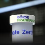 Dax-Chart mit fallenden Kursen, nervöse Investoren und geopolitische Unsicherheiten im Hintergrund.