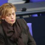 Karin Prien diskutiert kritische Änderungen im Programm zur Demokratiestärkung mit Partnerorganisationen.