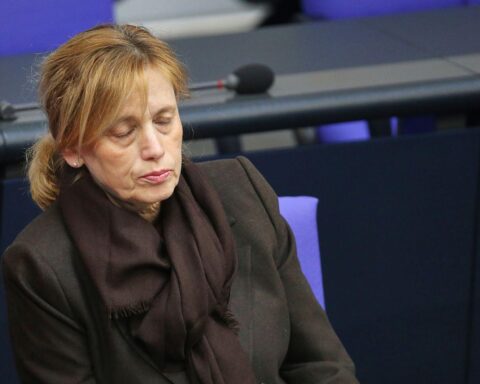 Karin Prien diskutiert kritische Änderungen im Programm zur Demokratiestärkung mit Partnerorganisationen.