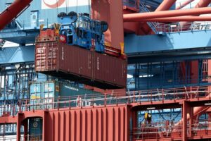 Container mit Waren, die für Exporte und Importe stehen, symbolisieren Deutschlands Außenhandel 2026.