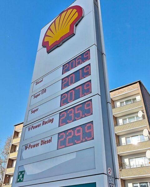 Hochpreise an einer Tankstelle, enttäuschte Autofahrer und ausverkauftes Benzin in Deutschland.