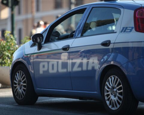 Drei Innenminister diskutieren Migrationskontrolle und Abschiebungen vor Polizei-Emblem in Italien.