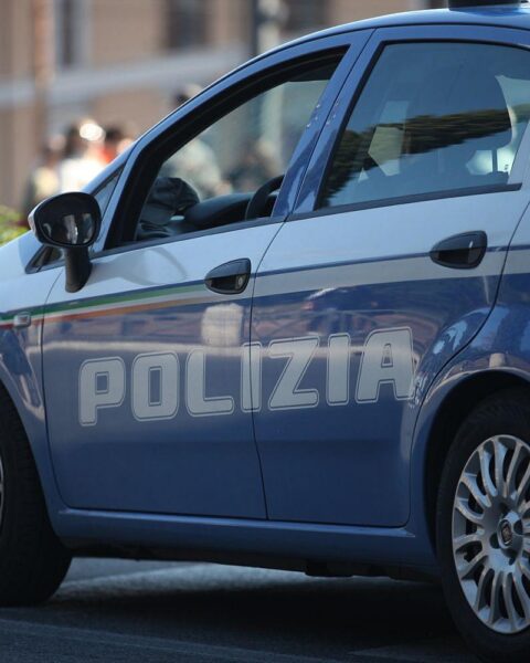 Drei Innenminister diskutieren Migrationskontrolle und Abschiebungen vor Polizei-Emblem in Italien.