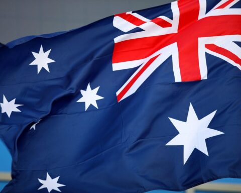 Australische Flagge und Symbole für seltene Erden; Fokus auf Rohstoffversorgung und Nachhaltigkeit.