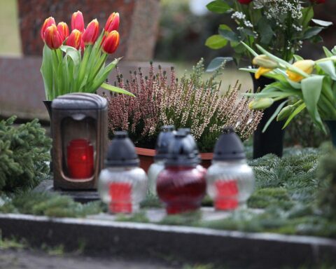 Friedhof mit Grabsteinen, symbolisiert vermeidbare Sterblichkeit und gesundheitliche Ungleichheiten in Deutschland.