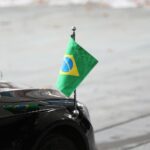 Fahnen von Deutschland und Brasilien symbolisieren die vertiefte strategische Partnerschaft und Zusammenarbeit.